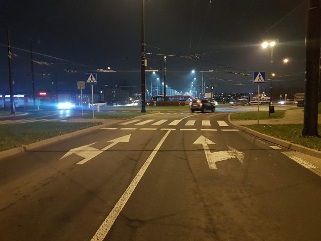 Zawracał autobusem na rondzie, jednak z niewłaściwego pasa ruchu. Zderzył się z citroenem (zdjęcia)