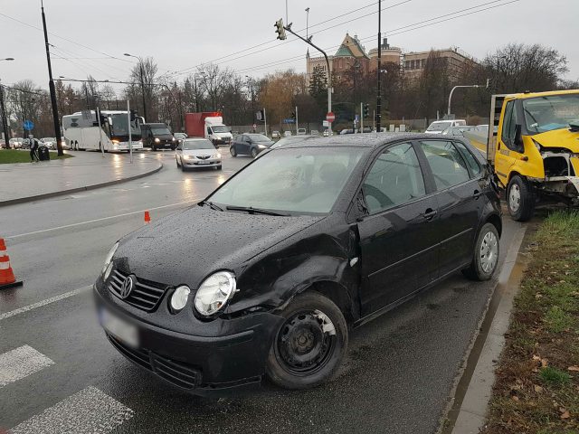 Nie chciał wjechać w tył auta, zepchnął dostawczego forda w latarnię (zdjęcia)