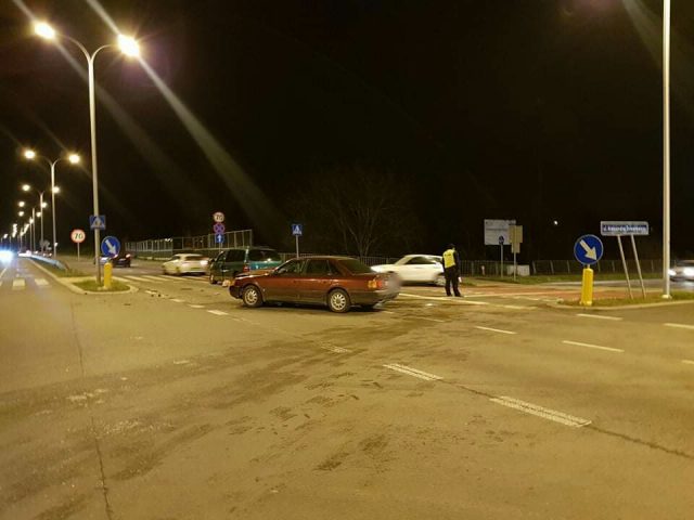 Zderzenie audi z fordem na skrzyżowaniu w Lublinie. Dwoje dzieci trafiło do szpitala (zdjęcia)