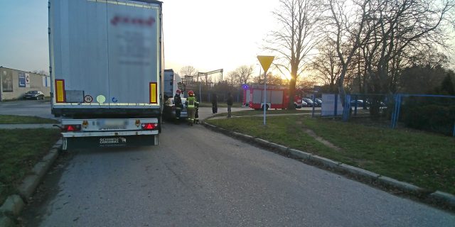 Zderzenie ciężarówki z osobówką na skrzyżowaniu (zdjęcia)