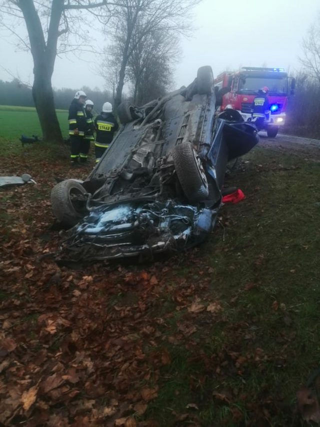 Audi uderzyło w drzewo i dachowało. Jedna osoba poszkodowana (zdjęcia)