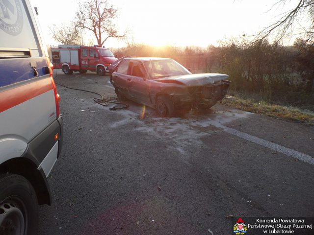 Poranne dachowanie audi na lokalnej drodze. Kierowca był nietrzeźwy, czterech pasażerów w szpitalu (zdjęcia)