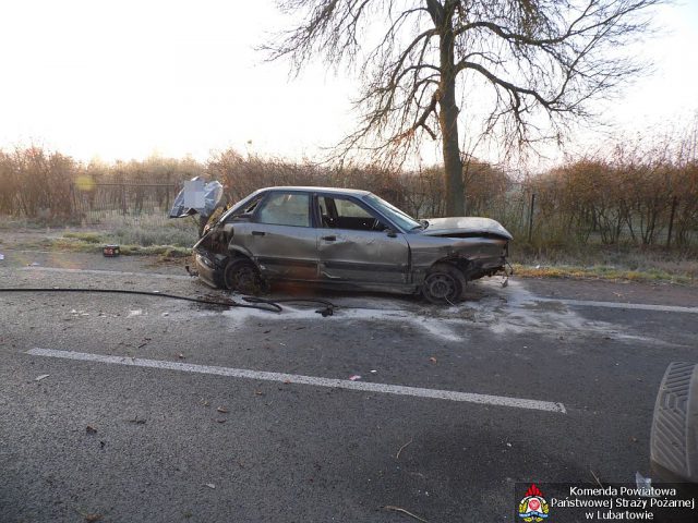 Poranne dachowanie audi na lokalnej drodze. Kierowca był nietrzeźwy, czterech pasażerów w szpitalu (zdjęcia)