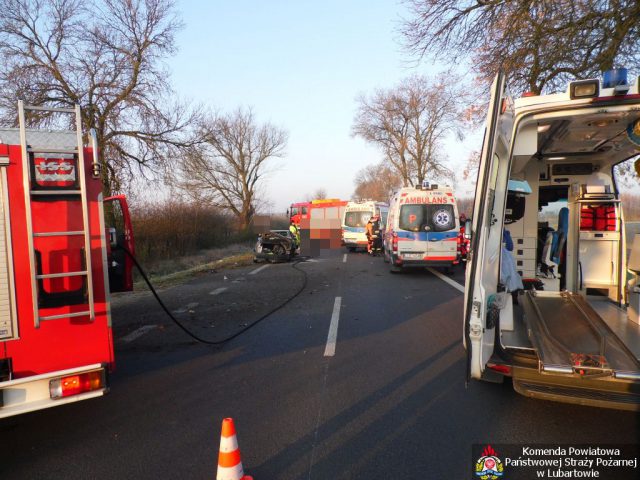 Poranne dachowanie audi na lokalnej drodze. Kierowca był nietrzeźwy, czterech pasażerów w szpitalu (zdjęcia)