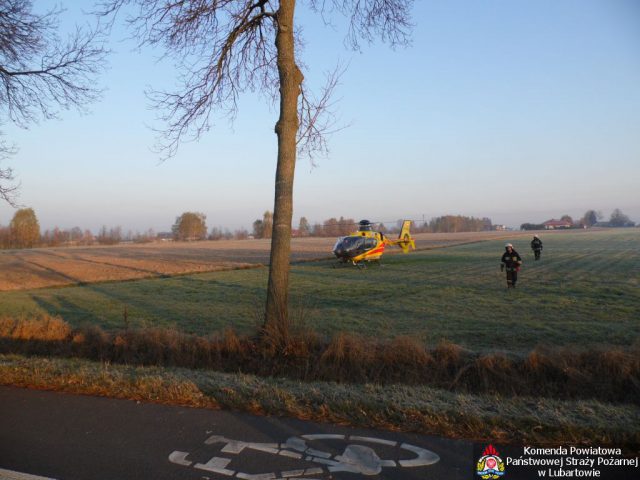 Poranne dachowanie audi na lokalnej drodze. Kierowca był nietrzeźwy, czterech pasażerów w szpitalu (zdjęcia)