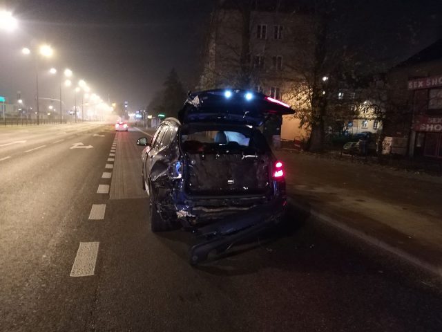 Zderzenie audi z BMW na skrzyżowaniu. Chwilę wcześniej przestała działać sygnalizacja świetlna (zdjęcia)