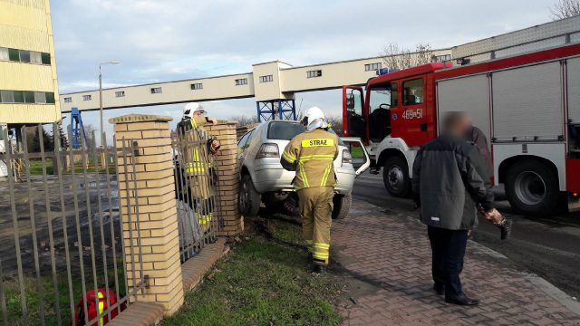 Wypadek w Bogdance. Po zderzeniu z ciężarówką, volkswagen wbił się w ogrodzenie (zdjęcia)