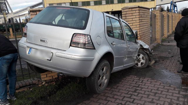 Wypadek w Bogdance. Po zderzeniu z ciężarówką, volkswagen wbił się w ogrodzenie (zdjęcia)