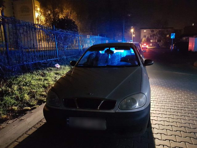 Obywatel Ukrainy wjechał w zaparkowane auto. Na widok policji zaczął wyrzucać z samochodu alkohol (zdjęcia)
