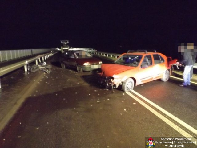 Poranny wypadek na trasie Lubartów – Parczew. Dwie osoby trafiły do szpitala (zdjęcia)