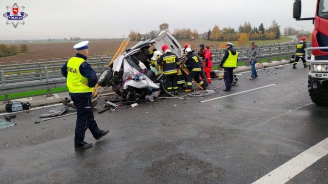 Wjechała pod prąd na obwodnicę, czołowo zderzyła się z audi. Kilkudziesięciominutowa akcja ratunkowa (zdjęcia)