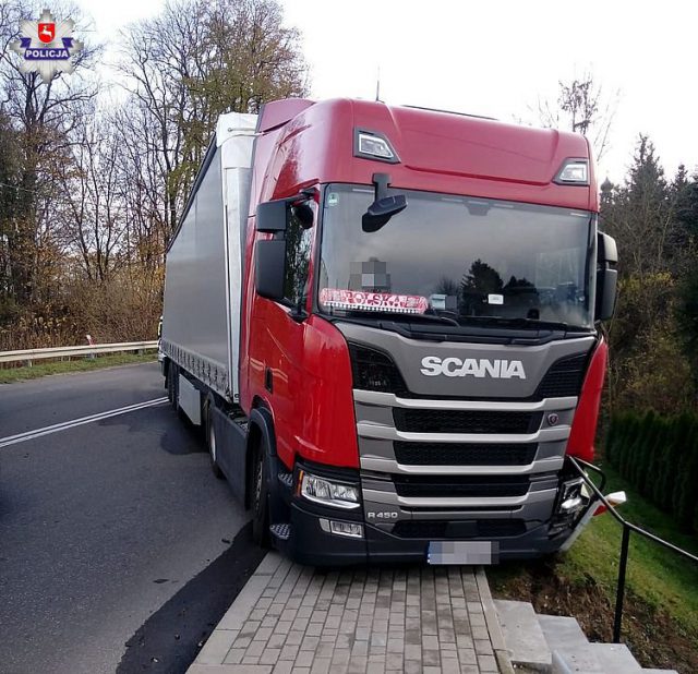 Zasnął za kierownicą toyoty, zderzył się z ciężarówką. Obywatel Ukrainy dostał mandat (zdjęcia)
