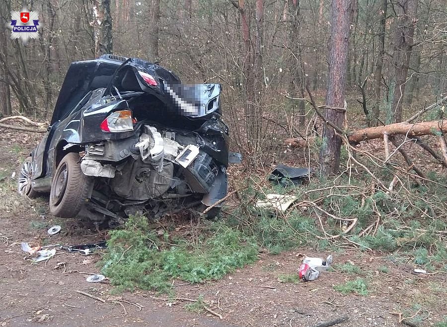 19latek roztrzaskał BMW na drzewie. Dwie osoby z ciężkimi