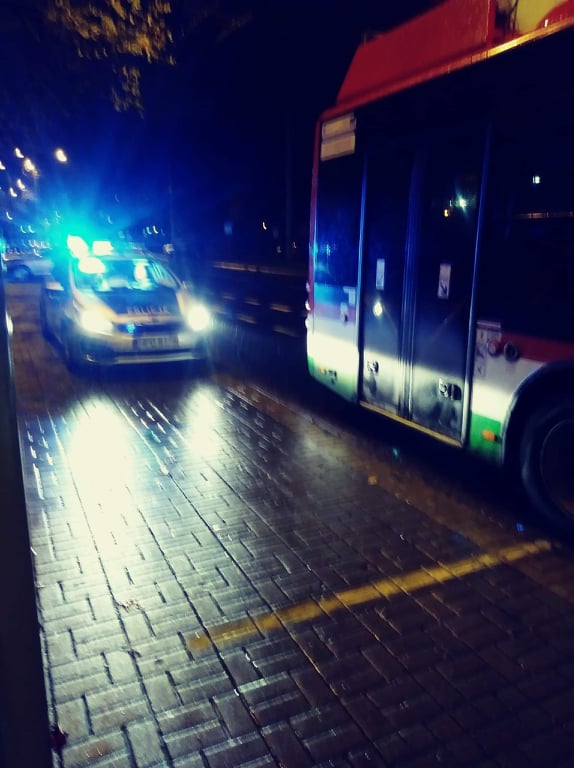 Z lewego pasa chciał pojechać w prawo, zderzył się z trolejbusem (wideo, zdjęcia)