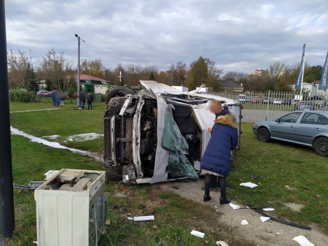 Groźny wypadek w Lublinie. Dostawczy nissan dachował po zderzeniu z audi (zdjęcia)