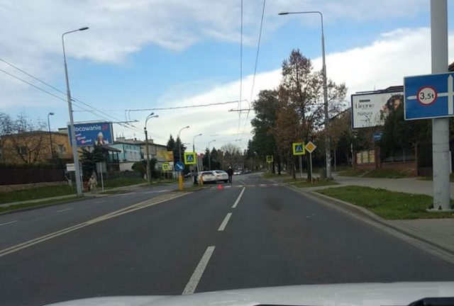 Utrudnienia w ruchu na ul. Kunickiego po zderzeniu dwóch pojazdów (zdjęcia)