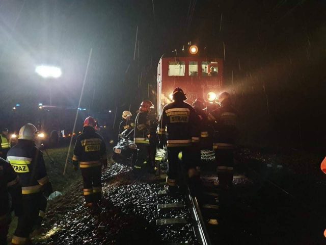 Tragiczny wypadek na przejeździe kolejowym. Nie żyje kierowca volkswagena (zdjęcia)