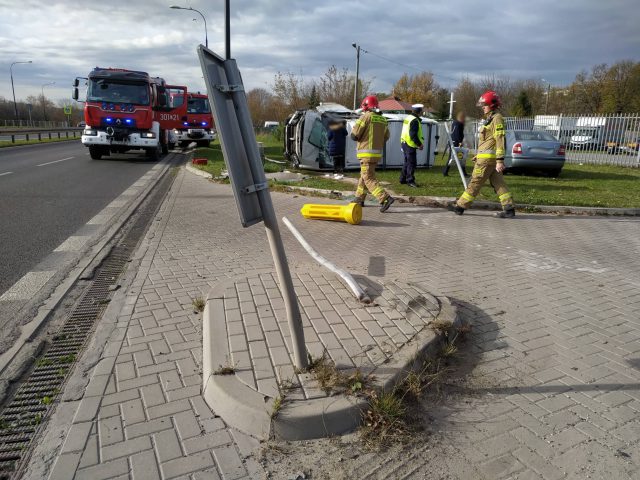 Groźny wypadek w Lublinie. Dostawczy nissan dachował po zderzeniu z audi (zdjęcia)