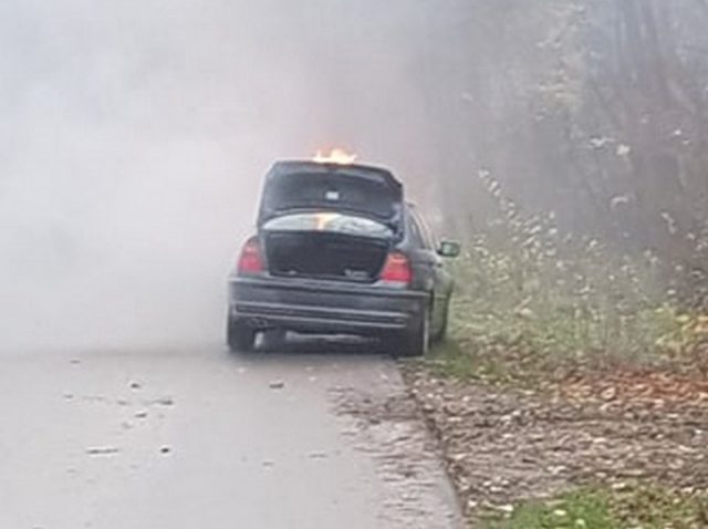 BMW zapaliło się w trakcie jazdy. Interweniowali strażacy (zdjęcia)