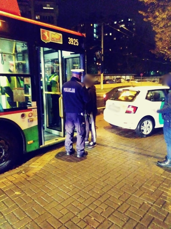 Z lewego pasa chciał pojechać w prawo, zderzył się z trolejbusem (wideo, zdjęcia)