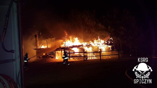 Drewniany budynek spłonął doszczętnie (zdjęcia)