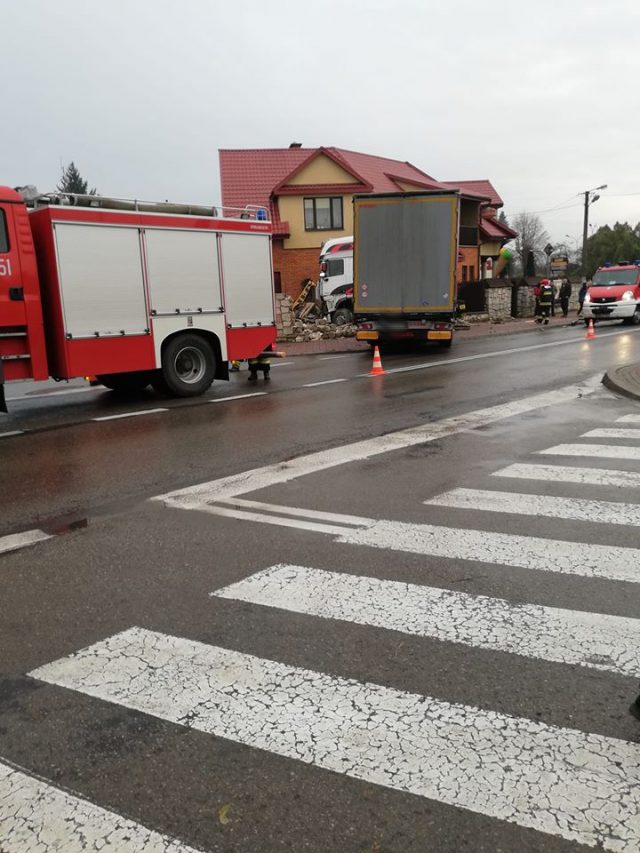 Ciężarówka uderzyła w ogrodzenie pizzerii (zdjęcia)