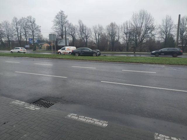 Zderzenie dwóch pojazdów na ul. Mełgiewskiej. Są utrudnienia w ruchu (zdjęcia)