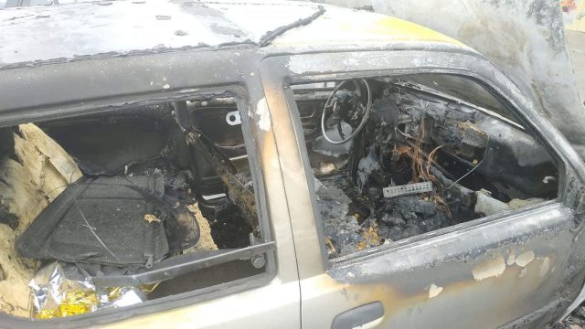 Trzy samochody uszkodzone po pożarze przy ul. Jantarowej (zdjęcia)