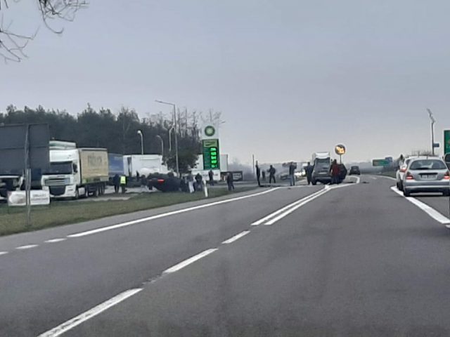 Wypadek na trasie Piaski – Chełm. Jeden z pojazdów dachował (zdjęcia)
