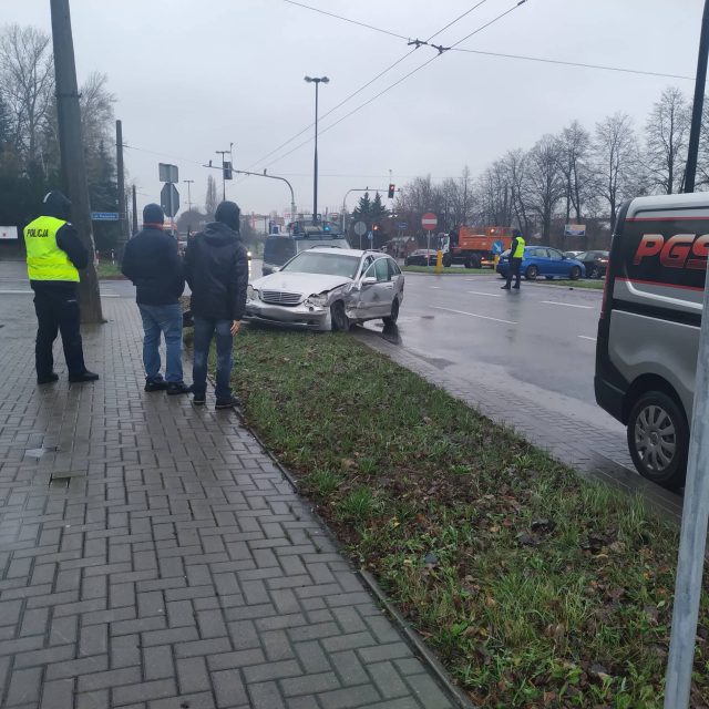 Zderzenie dwóch pojazdów na ul. Mełgiewskiej. Są utrudnienia w ruchu (zdjęcia)
