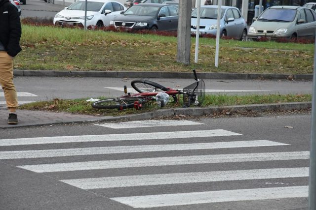 Wypadek z udziałem rowerzystki. Kobieta trafiła do szpitala (zdjęcia)