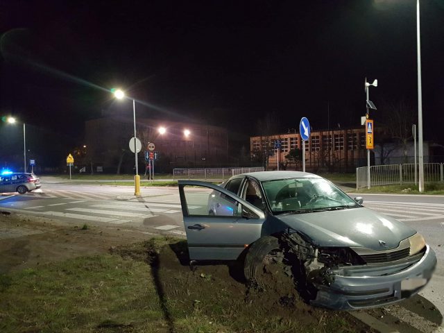 Renault uderzył w słup latarni. Utrudnienia na trasie Lublin – Biłgoraj (zdjęcia)
