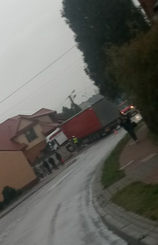 Ciężarówka uderzyła w ogrodzenie pizzerii (zdjęcia)