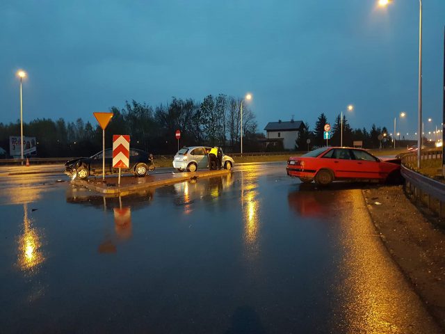 Wypadek koło stacji paliw w Kalinówce. Cztery osoby w szpitalu, są utrudnienia w ruchu (zdjęcia)