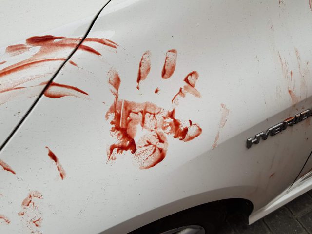 Samochód na minuty cały „we krwi”.  To tylko Halloweenowa dekoracja (zdjęcia)