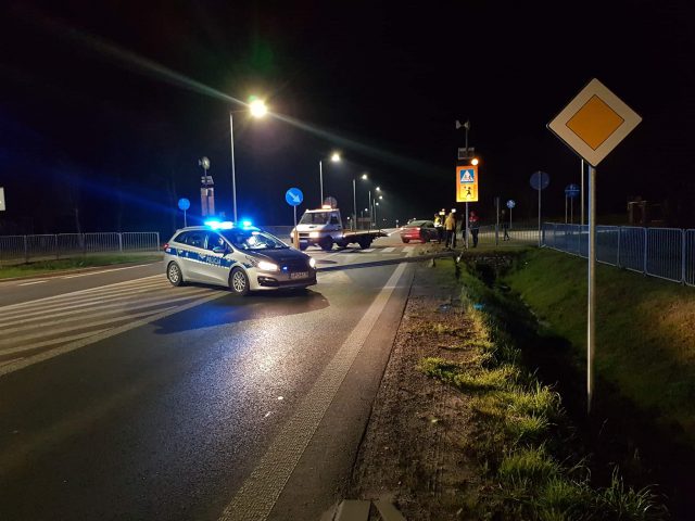 Renault uderzył w słup latarni. Utrudnienia na trasie Lublin – Biłgoraj (zdjęcia)