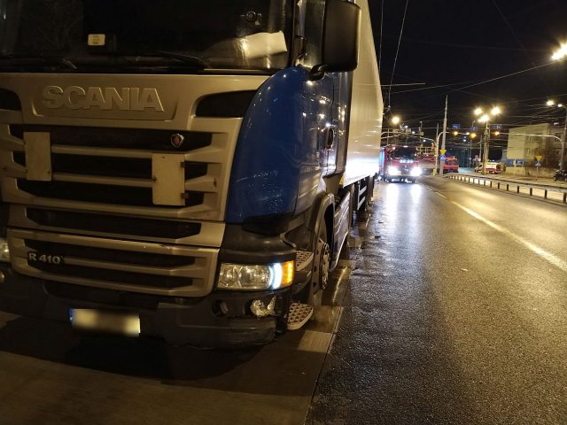 Nocne zderzenie ciężarówki z BMW na skrzyżowaniu (zdjęcia)