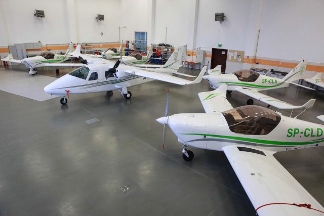 Kandydaci na pilotów będą się szkolić na nowych samolotach. Trzy nowe maszyny trafiły już do hangaru (zdjęcia)
