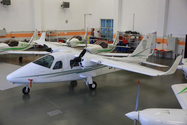 Kandydaci na pilotów będą się szkolić na nowych samolotach. Trzy nowe maszyny trafiły już do hangaru (zdjęcia)
