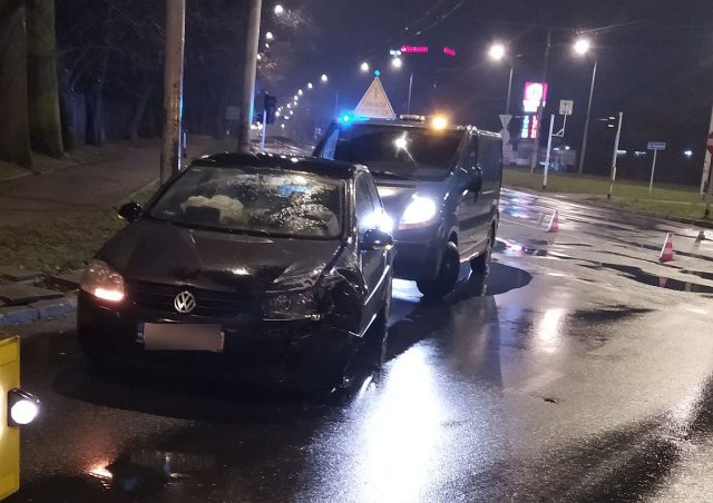 Volkswagen z audi, toyota z peugeotem. Nocne zderzenia pojazdów na rondach w Lublinie (zdjęcia)