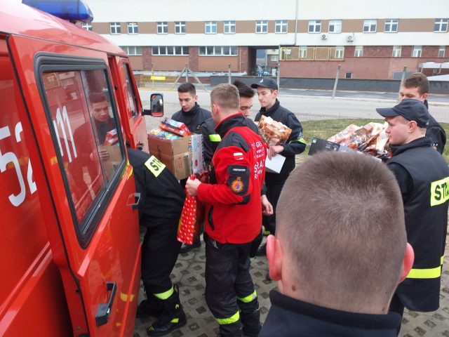 „Paczka dla dzieciaka na świętą od strażaka”: Strażacy przywieźli prezenty pacjentom szpitala dziecięcego (zdjęcia)