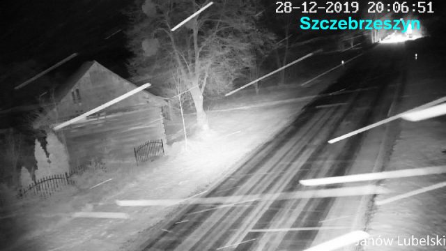 Pogarszają się warunki do jazdy w naszym regionie. Na niektórych drogach zalega warstwa śniegu (zdjęcia)