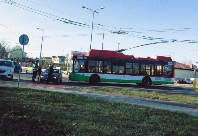 Zderzenie trolejbusu z mercedesem na Węglinie (zdjęcia)