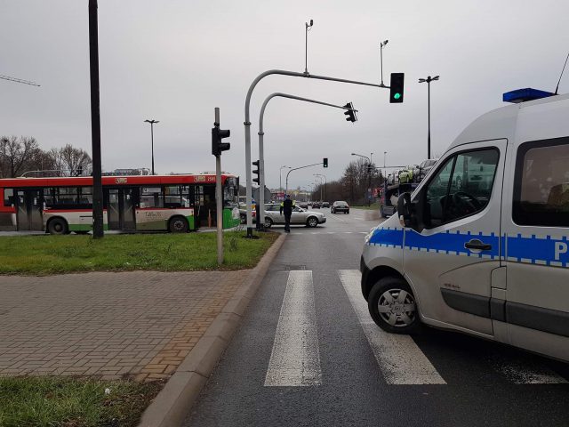 Zderzenie audi z autobusem komunikacji miejskiej. Przez jednego z kierowców zablokowane było skrzyżowanie (zdjęcia)