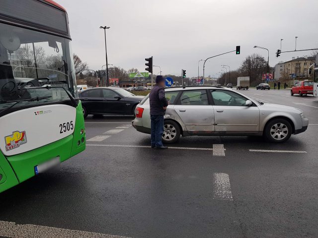 Zderzenie audi z autobusem komunikacji miejskiej. Przez jednego z kierowców zablokowane było skrzyżowanie (zdjęcia)