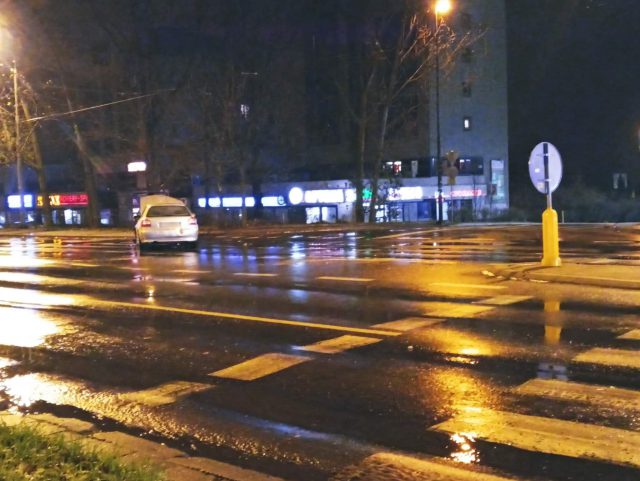 Kierowca fiata zajechał drogę audi. Jest nagranie nocnego wypadku w Lublinie (wideo)