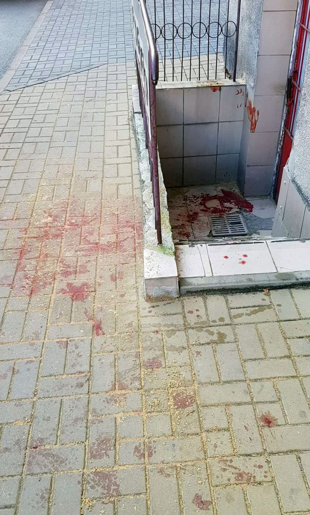 Krew na chodniku w centrum Lublina. Zaniepokojeni mieszkańcy dzwonili na policję (foto)