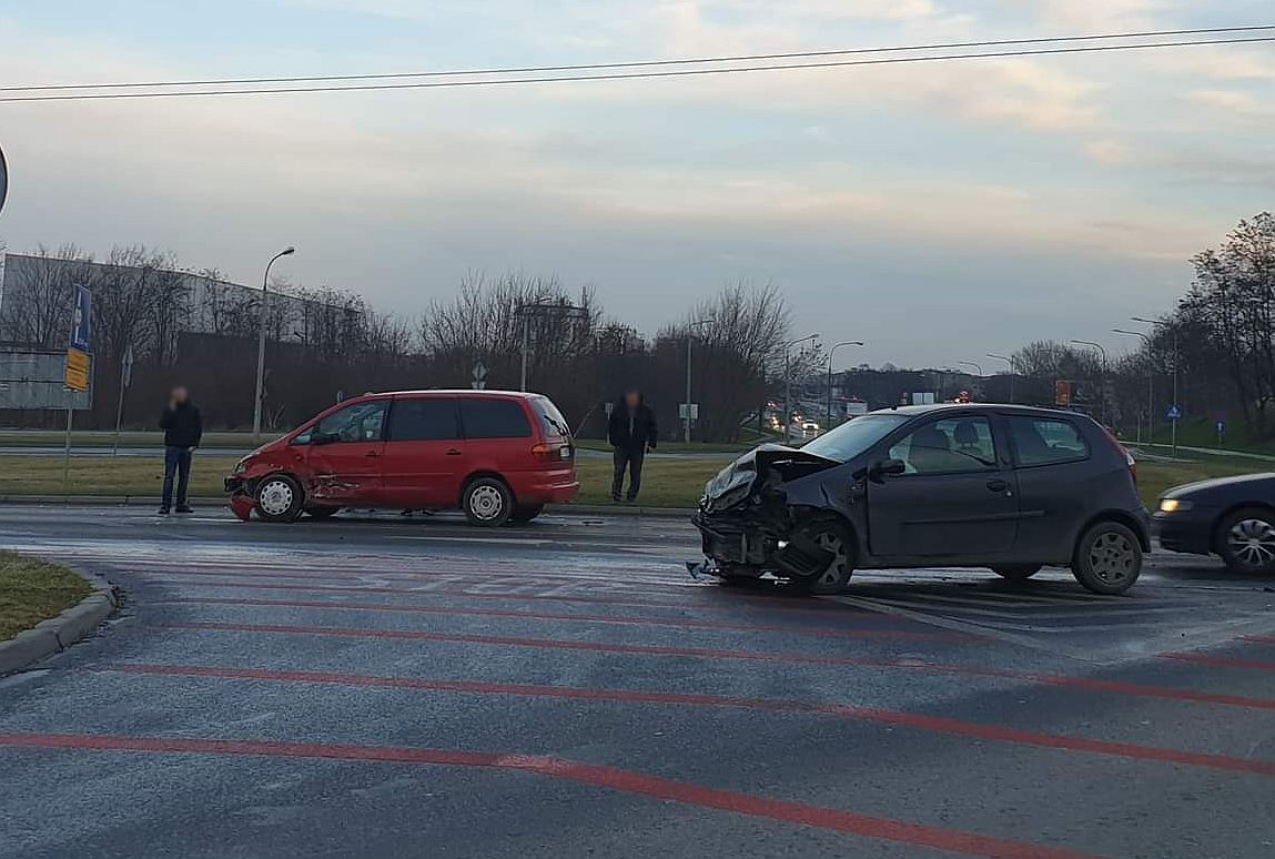 Zderzenie fiata z volkswagenem na ul. Diamentowej. Są