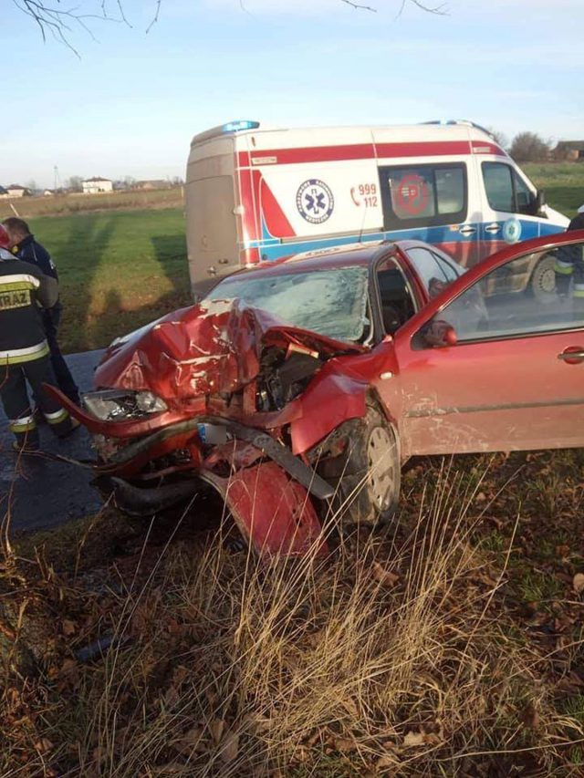 Volkswagen wypadł z drogi i uderzył w drzewo. Młody kierowca miał jechać za szybko (zdjęcia)
