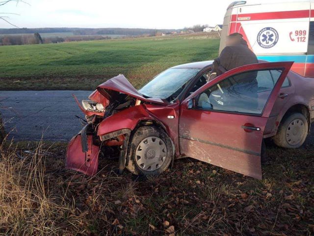 Volkswagen wypadł z drogi i uderzył w drzewo. Młody kierowca miał jechać za szybko (zdjęcia)
